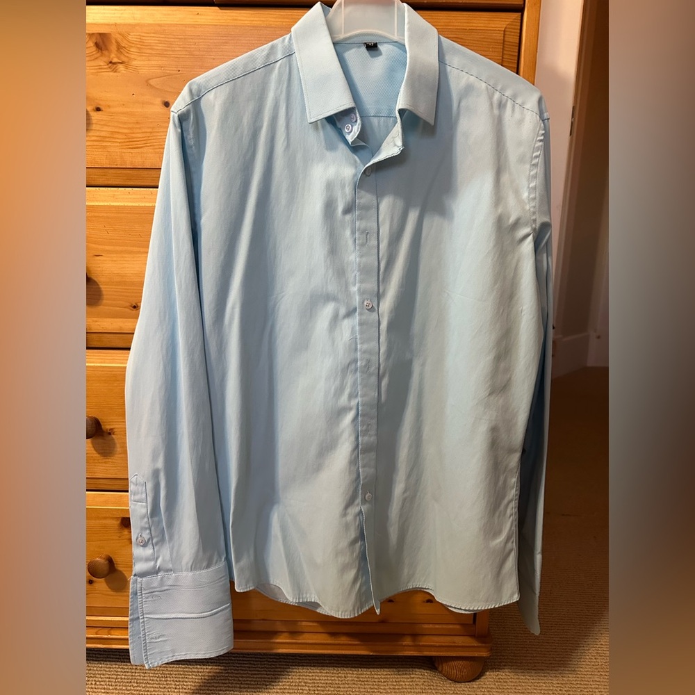 Light Blue Men's Shirt, Size 43 / Neck 16”. Sleeves require cufflinks